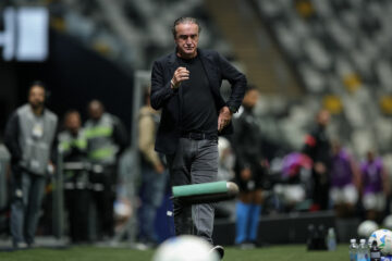 “Temos que melhorar a finalização”, diz Cuca após vitória com chances desperdiçadas contra Caracas