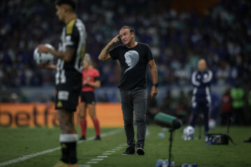 “A gente tem que saborear esse ponto”: Cuca valoriza empate do Atlético contra o Cruzeiro