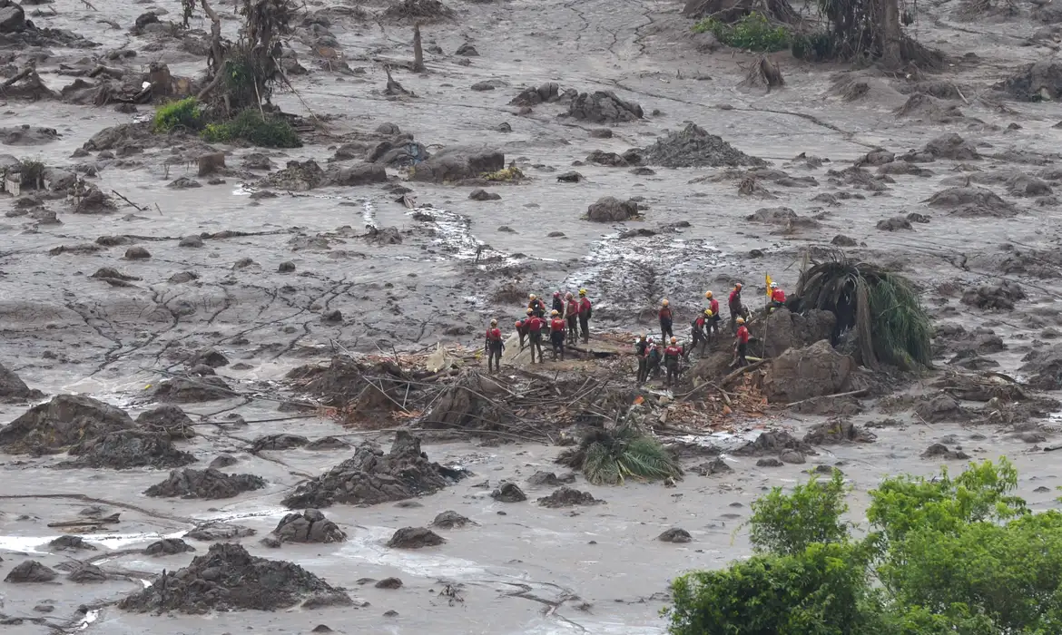 Ministério Público aciona escritórios por cláusulas abusivas em contratos dos atingidos da barragem de Mariana