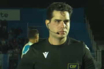 Não era um ringue, mas árbitro acaba nocauteado em campo por jogador