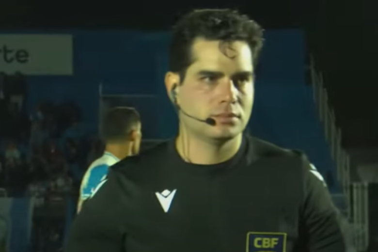 Não era um ringue, mas árbitro acaba nocauteado em campo por jogador