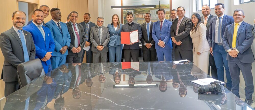 Padre Anderson Ferreira recebe moção de aplauso por atuação religiosa e social em Itabira