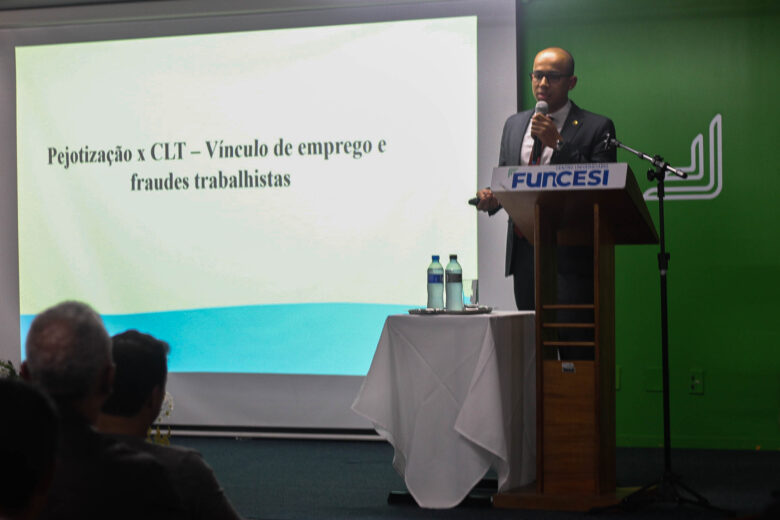 Semana do trabalhador: Guilherme Magno, juiz do TRT conduz palestra sobre pejotização e vínculos de emprego; confira
