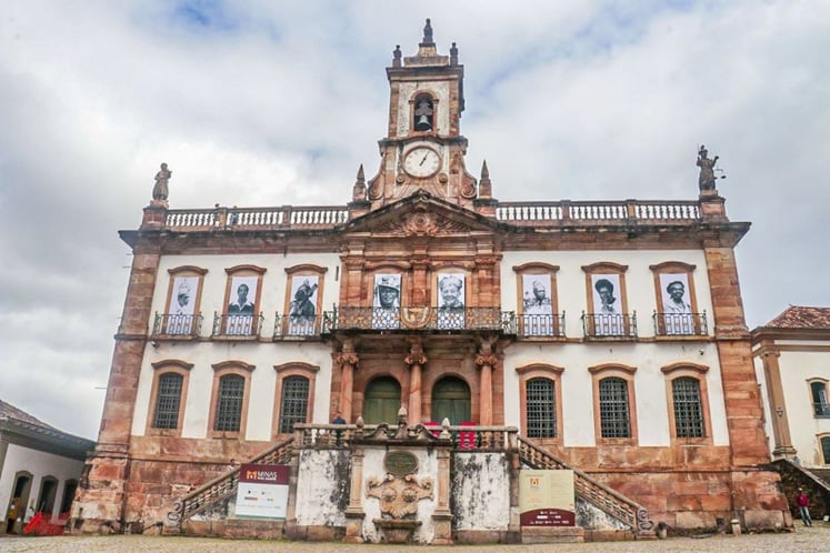 Projeto leva fotografias de personalidades negras à fachada do Museu da Inconfidência, em Ouro Preto