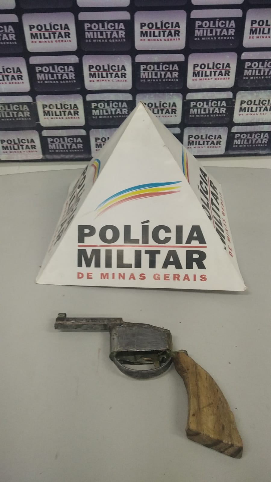 Menor de idade é preso com arma artesanal, em Itabira