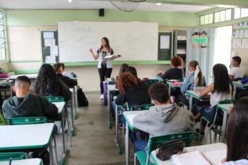Governo de Minas Gerais determina reajuste salarial para profissionais da educação básica