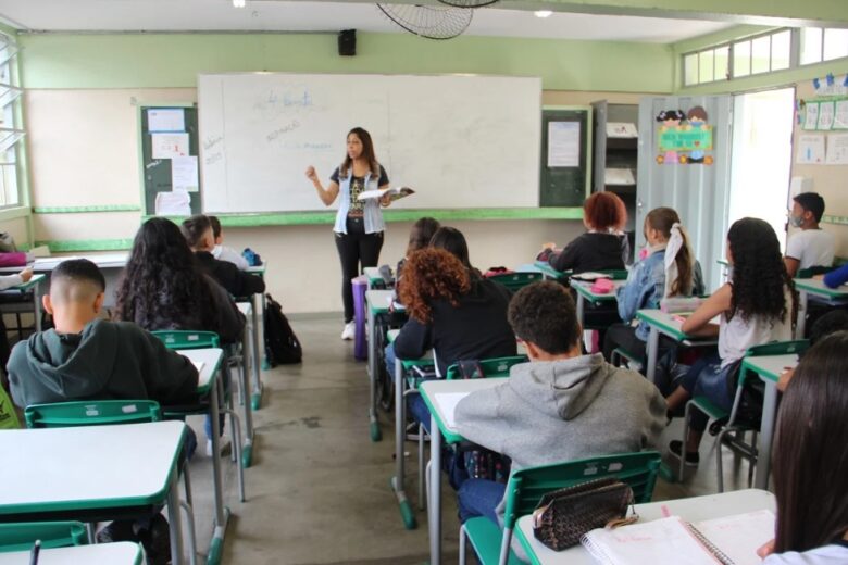 Governo de Minas Gerais determina reajuste salarial para profissionais da educação básica
