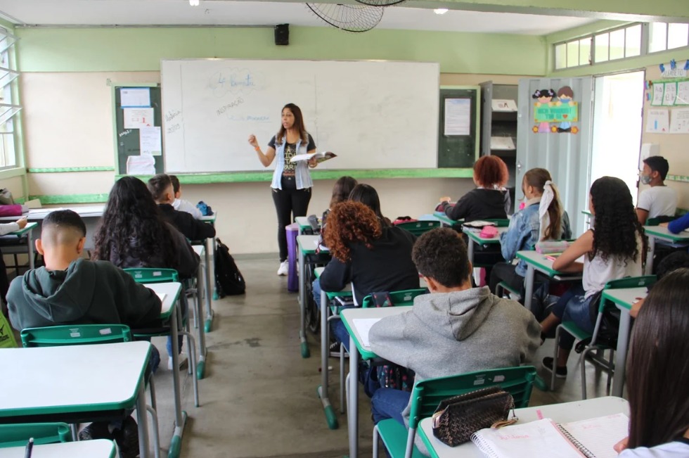 Governo de Minas Gerais determina reajuste salarial para profissionais da educação básica