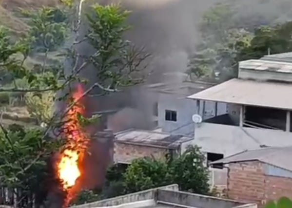 Incêndio atinge residência no bairro Gabiroba, em Itabira