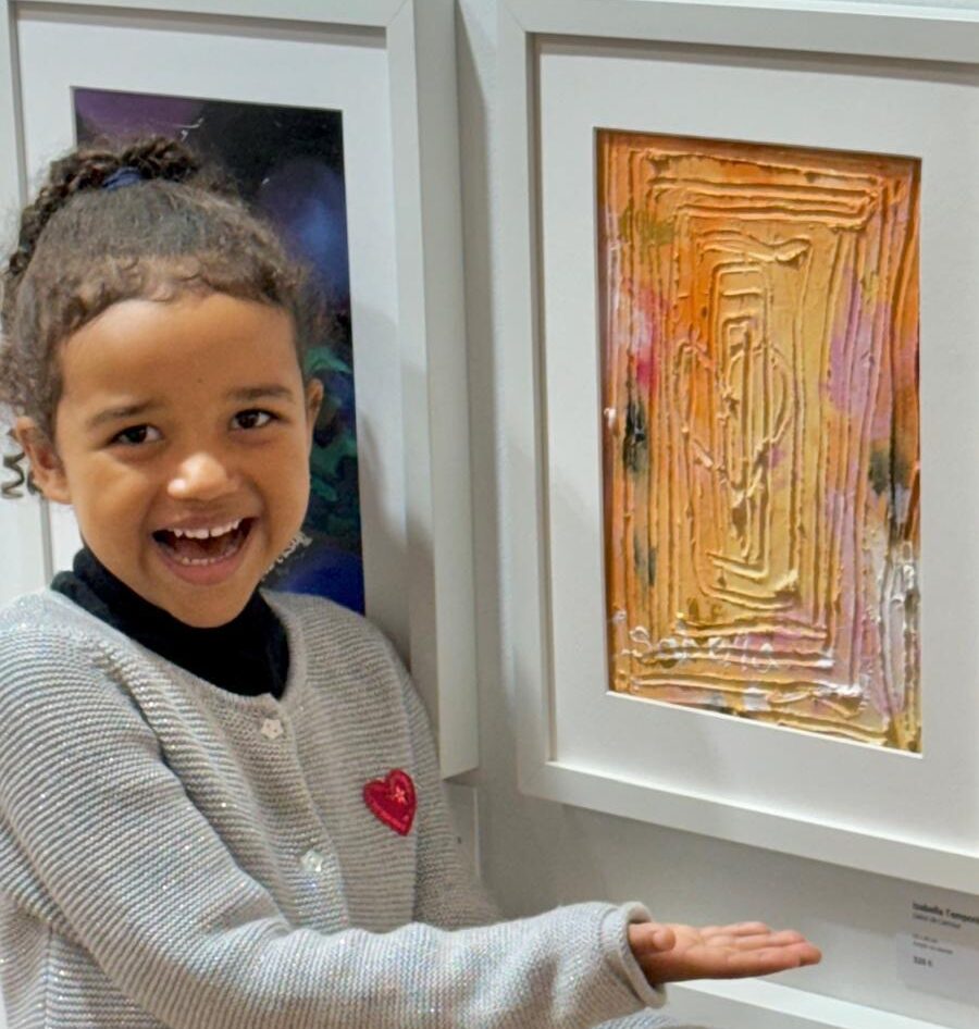 Pintora mirim Isabella Temponi fez sua primeira exposição na França