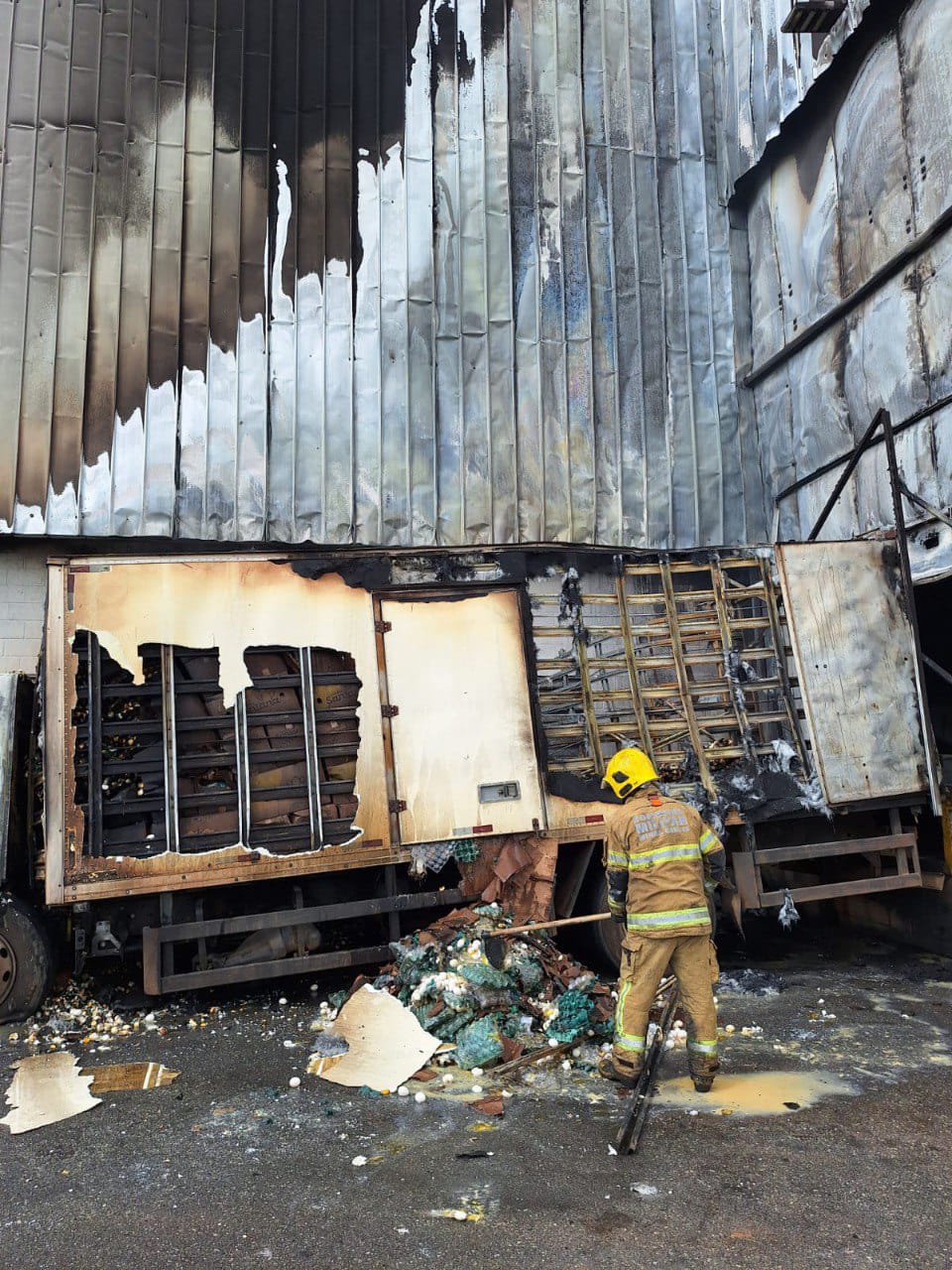 Incêndio em caminhão mobiliza oito equipes do Corpo de Bombeiros em supermercado de BH