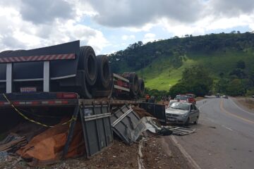 Carreta invade contramão, tomba e atinge dois carros na BR-381 em João Monlevade