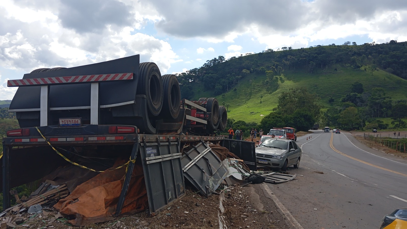Carreta invade contramão, tomba e atinge dois carros na BR-381 em João Monlevade