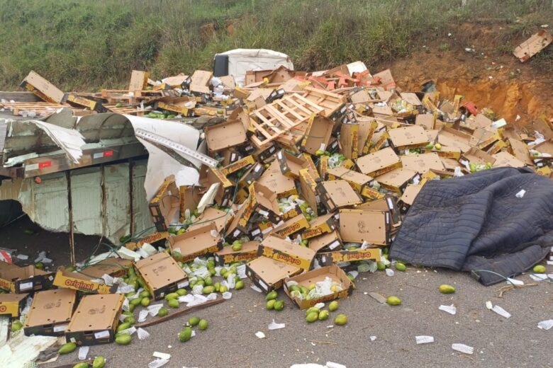 Nova Era: caminhão com carga de frutas tomba e interdita BR-381 no sentido Belo Horizonte