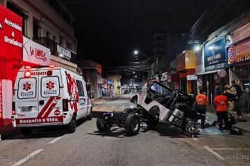Após bater em carro estacionado, motorista de Jeep foge deixando passageiro ferido