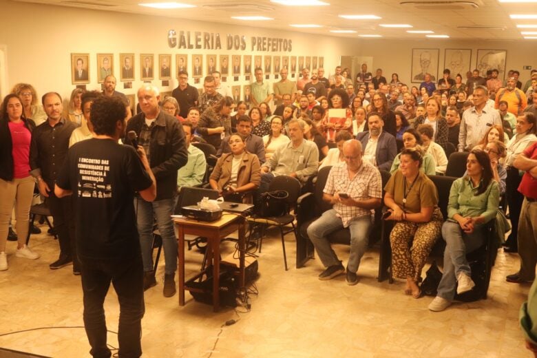 Com auditório lotado e poucas respostas, Vale ignora população e empurra marketing em reunião sobre ampliação das cavas em Itabira