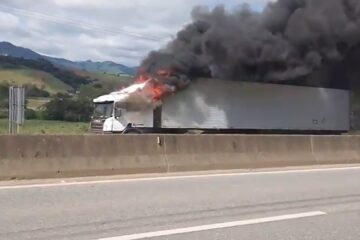 Rodovia Fernão Dias tem interdição total em Cambuí após incêndio em carreta