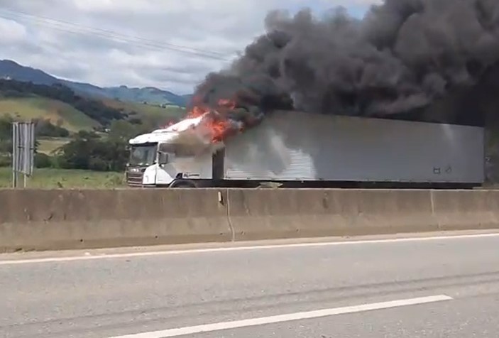 Rodovia Fernão Dias tem interdição total em Cambuí após incêndio em carreta