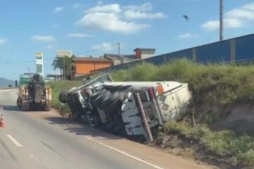 Carreta carregada com diesel tomba e causa lentidão na BR-381, em São Joaquim de Bicas