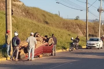 Carro capota na avenida Dr. Pedro Guerra, em Itabira