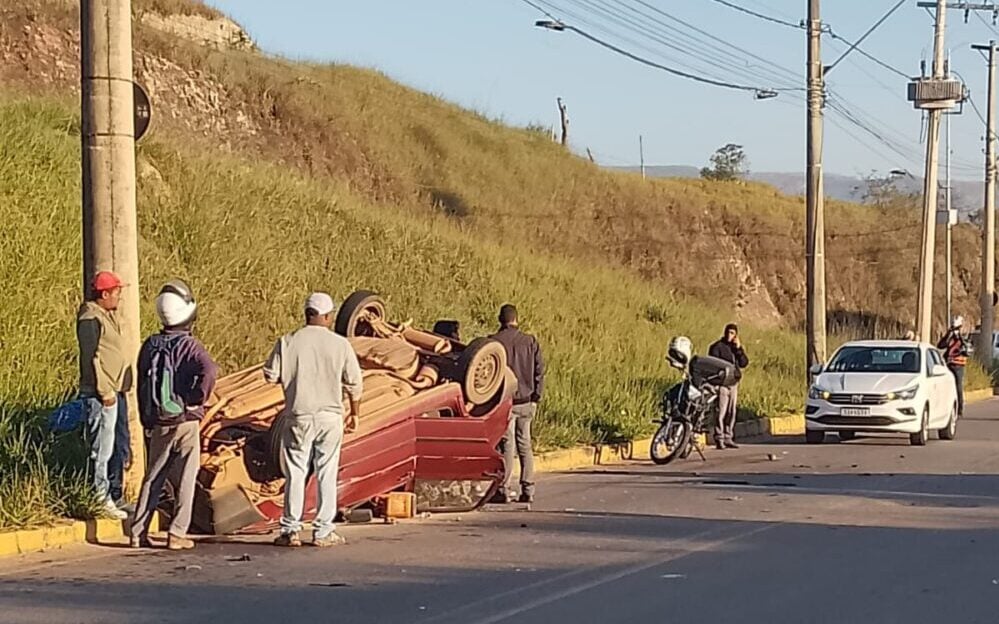 Carro capota na avenida Dr. Pedro Guerra, em Itabira