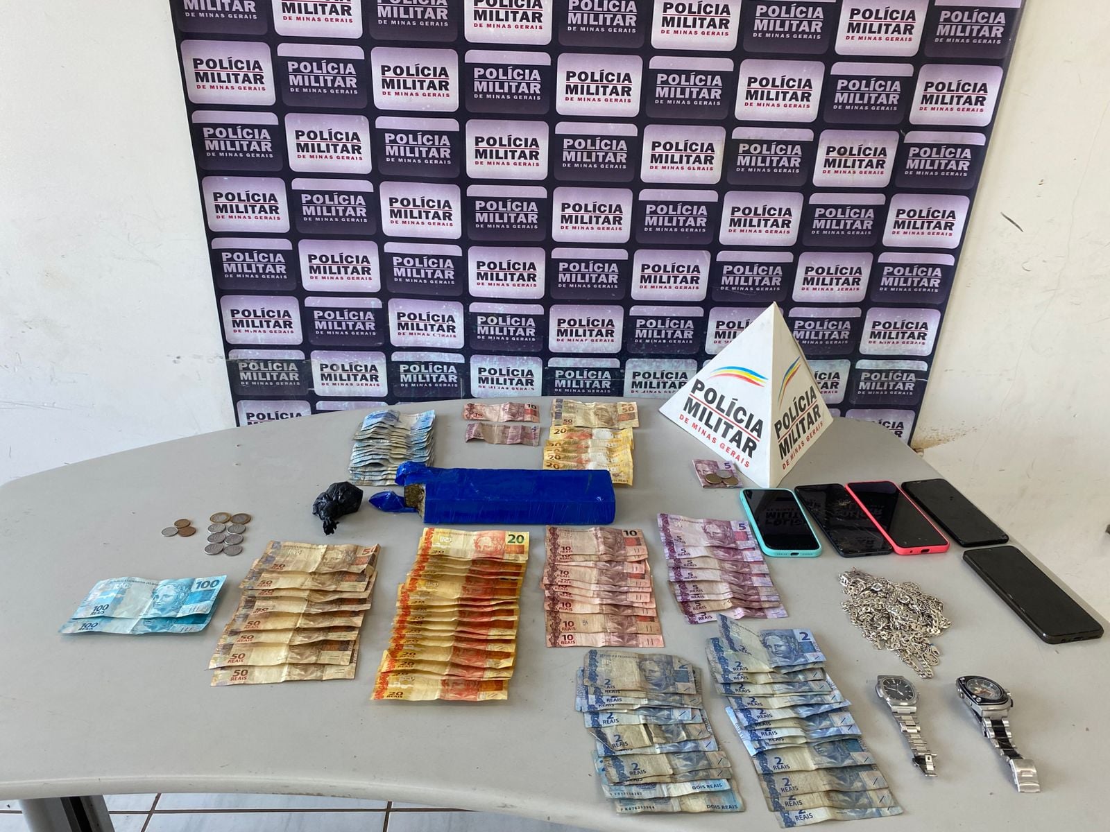 Cinco são presos por tráfico de drogas no bairro Madre Maria de Jesus