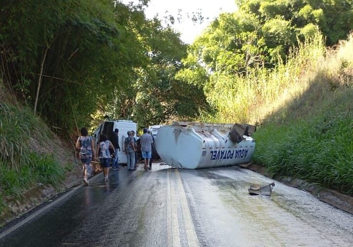 Caminhão-pipa tomba e motorista fica ferido em estrada de acesso à MGC-120, em Ferros
