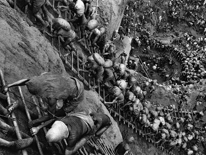 Foto de garimpeiros em serviço, da série Gold (Divulgação/Sebastião Salgado)