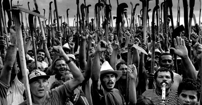 Foto de operários se manifestando, da série Trabalhadores (Divulgação/Sebastião Salgado)