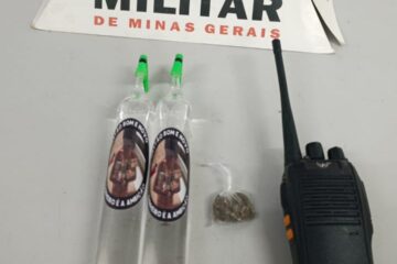 Polícia Militar apreende drogas e rádio comunicador em residência no bairro Fênix, em Itabira
