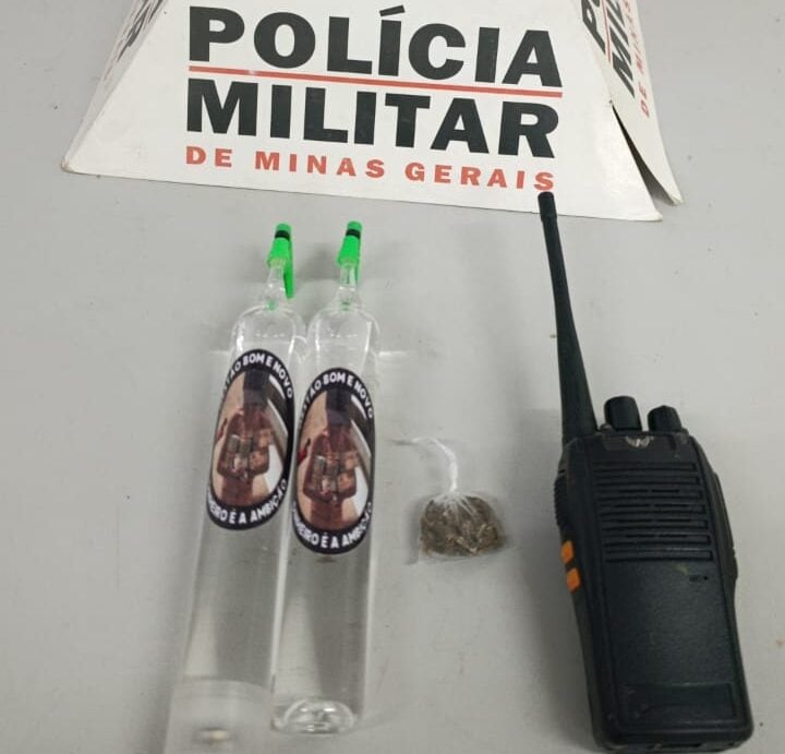 Polícia Militar apreende drogas e rádio comunicador em residência no bairro Fênix, em Itabira