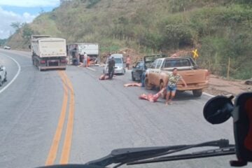 Caminhão com carga de carne tomba na BR-381 em Nova Era e é saqueado por populares