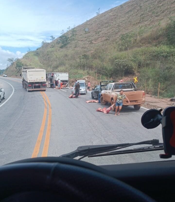 Caminhão com carga de carne tomba na BR-381 em Nova Era e é saqueado por populares