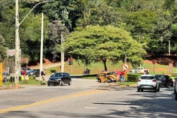 Dois carros colidem na rotatória da praça do Areão