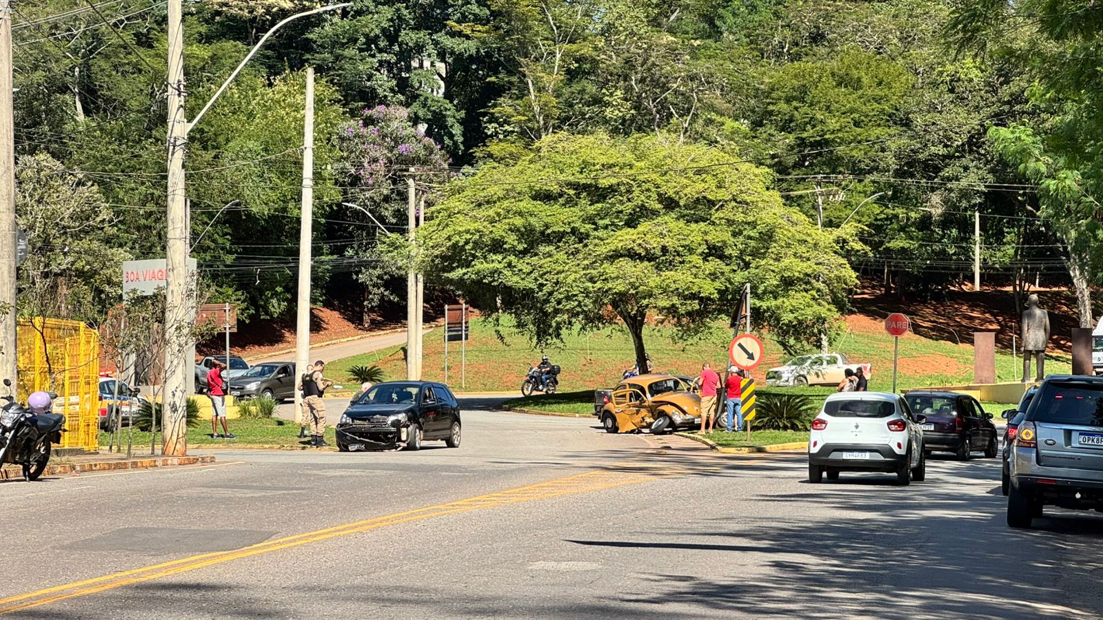 Dois carros colidem na rotatória da praça do Areão