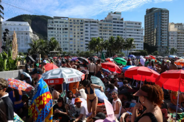 Fãs lotam Copacabana para show de Lady Gaga neste sábado