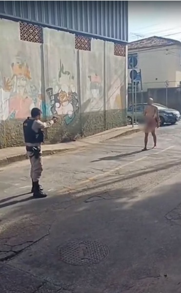 Homem mata o pai a facadas e sai nu pelas ruas em Belo Horizonte