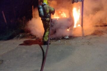 Carro é incendiado no bairro Bálsamo, em Itabira