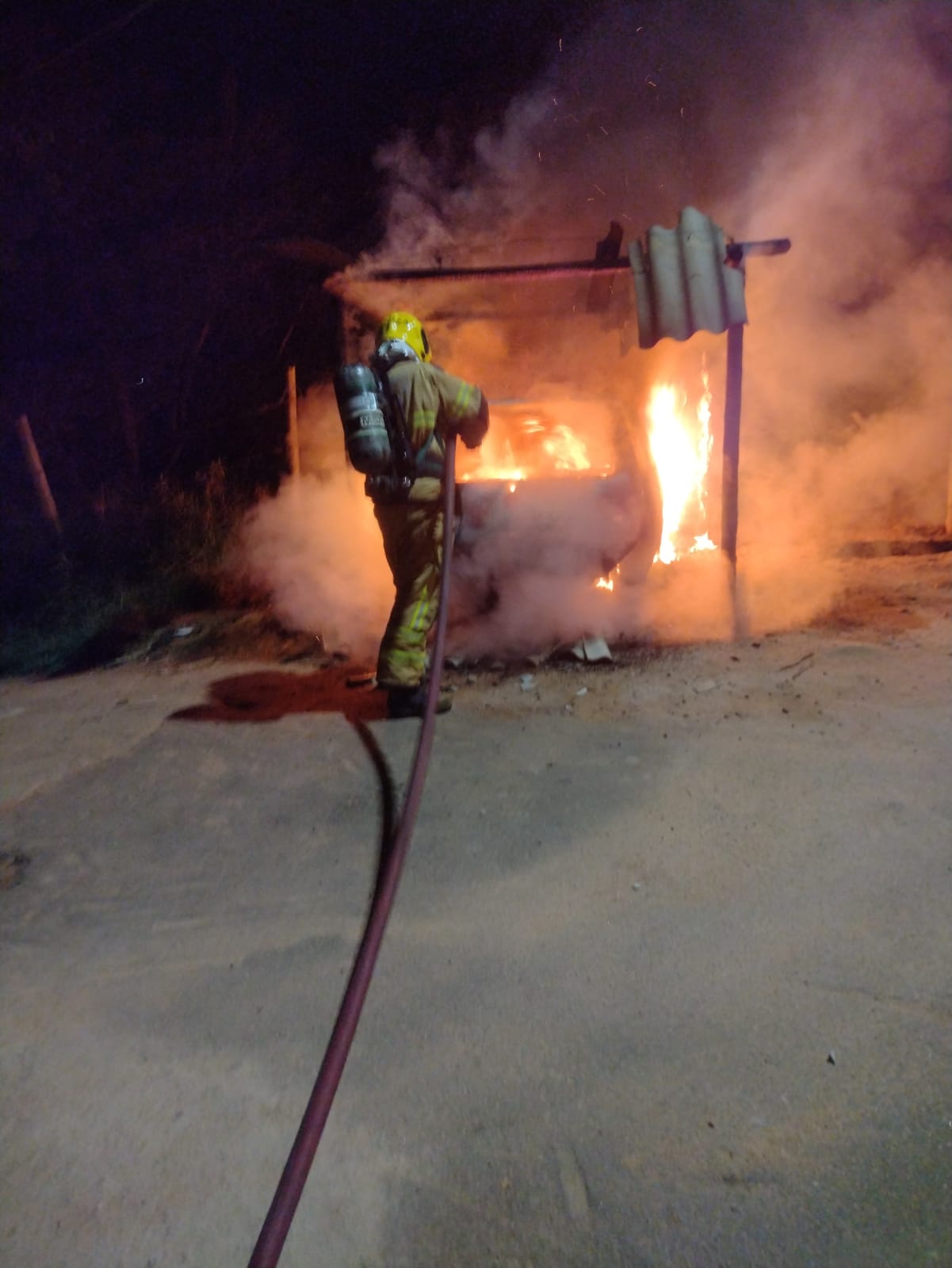 Carro é incendiado no bairro Bálsamo, em Itabira