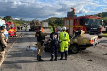 Colisão frontal entre carro e caminhão deixa um morto na BR-040, em Alfredo Vasconcelos