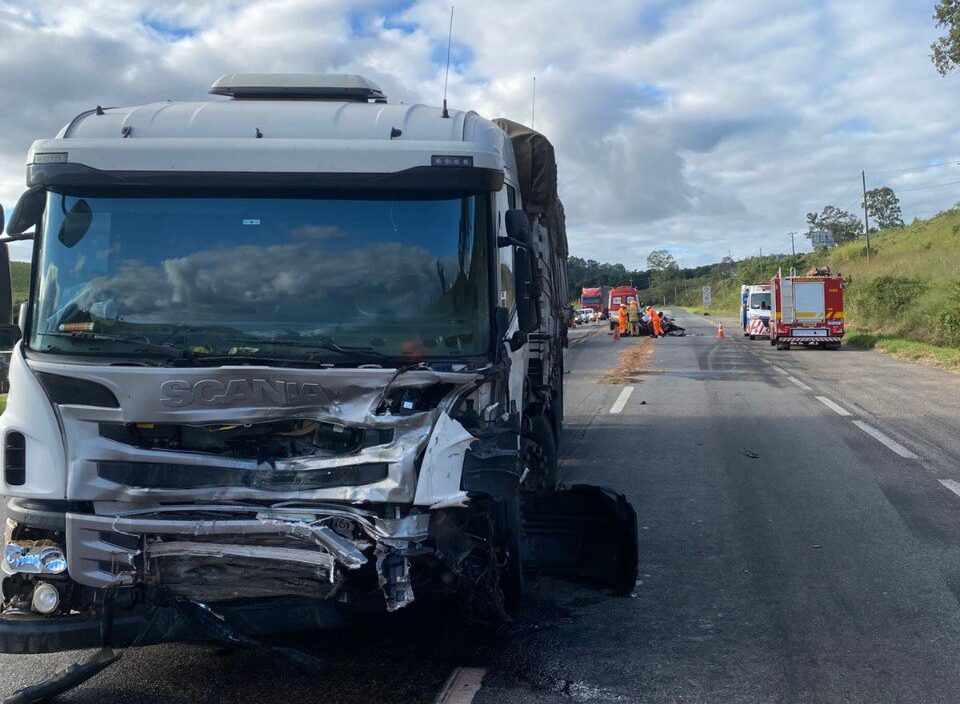 Colisão frontal entre carro e caminhão deixa um morto na BR-040, em Alfredo Vasconcelos