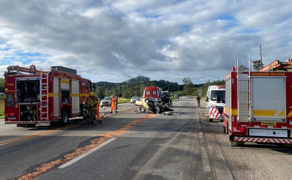 Colisão frontal entre carro e caminhão deixa um morto na BR-040, em Alfredo Vasconcelos