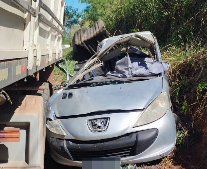 Homem morre em colisão entre carro e carretas na BR-458, em Ipatinga