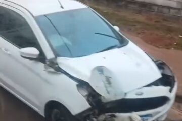 Motorista perde controle de carro e derruba poste no bairro Praia, em Itabira