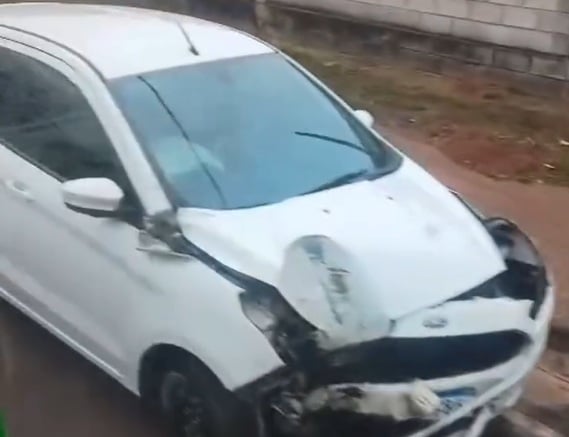 Motorista perde controle de carro e derruba poste no bairro Praia, em Itabira