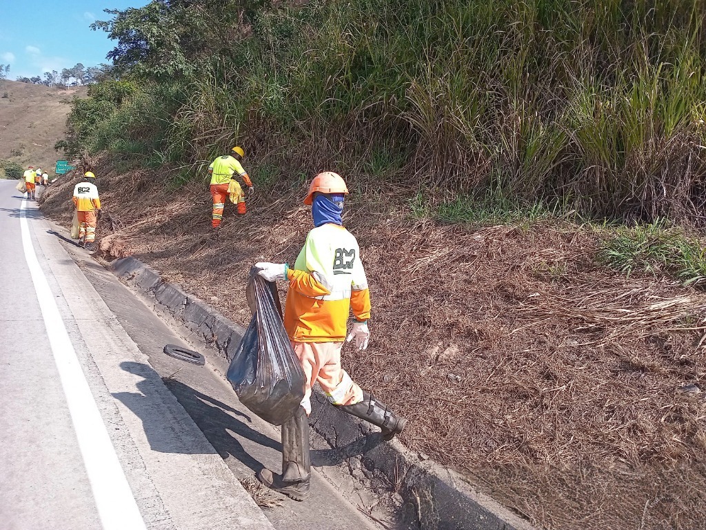 Mutirão retira cerca 155 toneladas de lixo e entulho da BR-381