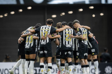 Buscando vaga no G-6, Atlético enfrenta Internacional nesta quinta; rádio Caraça FM 90,5 transmite jogo