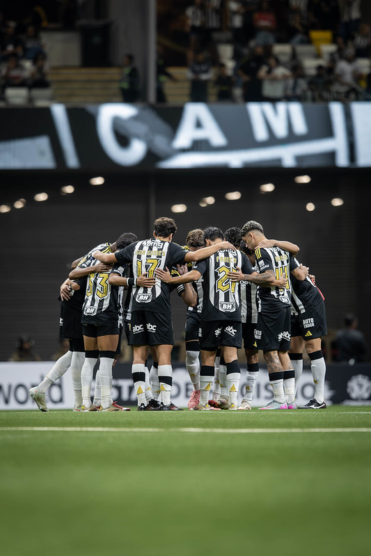 Buscando vaga no G-6, Atlético enfrenta Internacional nesta quinta; rádio Caraça FM 90,5 transmite jogo