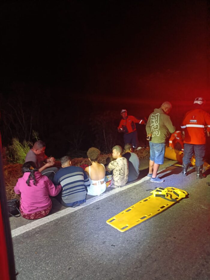 BR-381: Motorista dorme e tomba VAN com família, deixando feridos