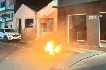 Crise recorrente: mulher ateia fogo em via pública no bairro Pará